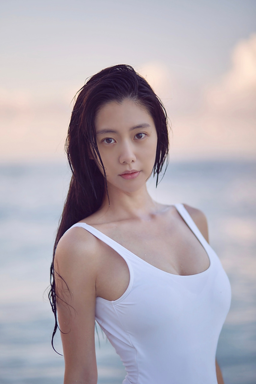 克拉拉泳装照组图