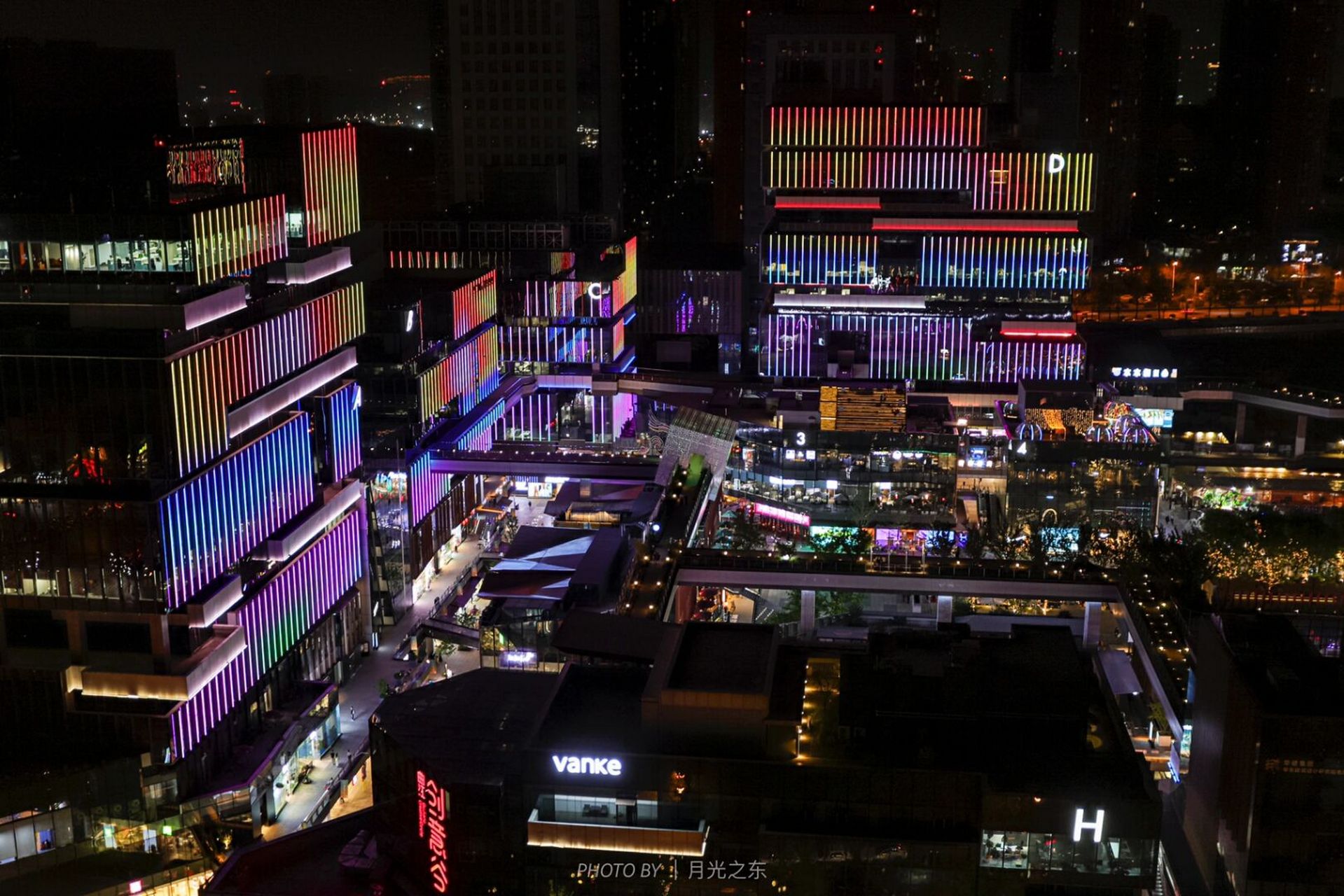 西安爬楼|曲江创意谷·夜 拍曲江立交的时候顺道打卡的机位,可以拍到