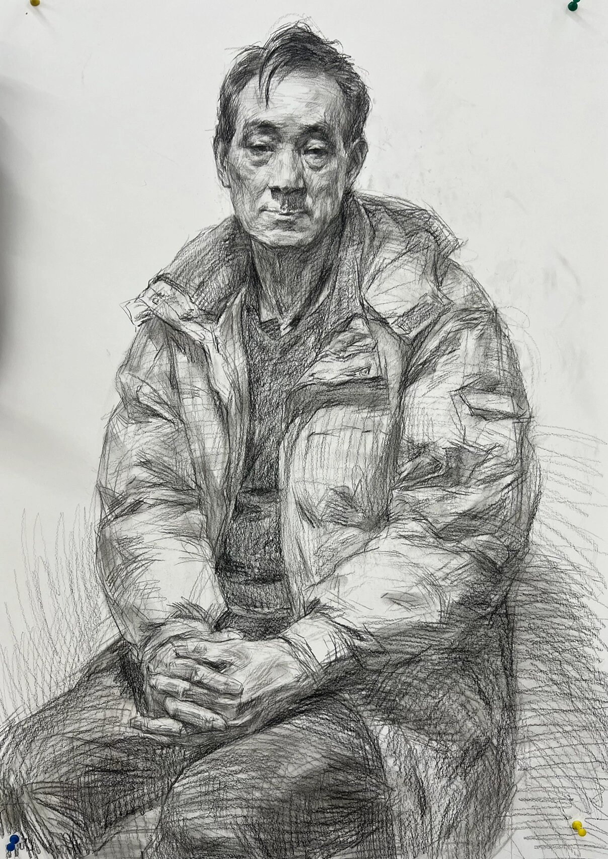 素描半身像的训练,需要多注意人物状态的表达,这样才能画的生动不僵硬