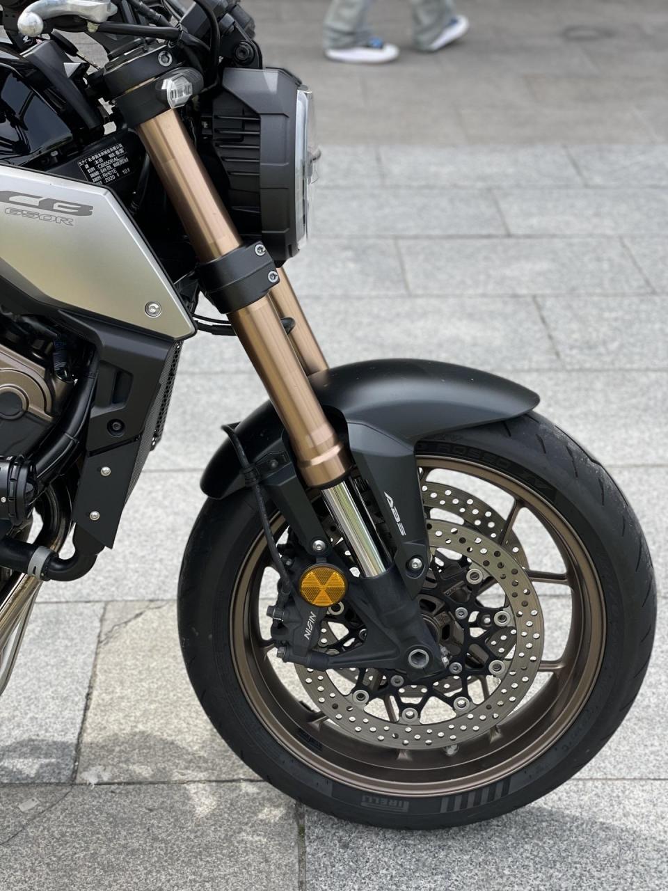 2021年7月上牌 本田cb650r 美容了护杠射灯充电短尾水箱护网等 国四