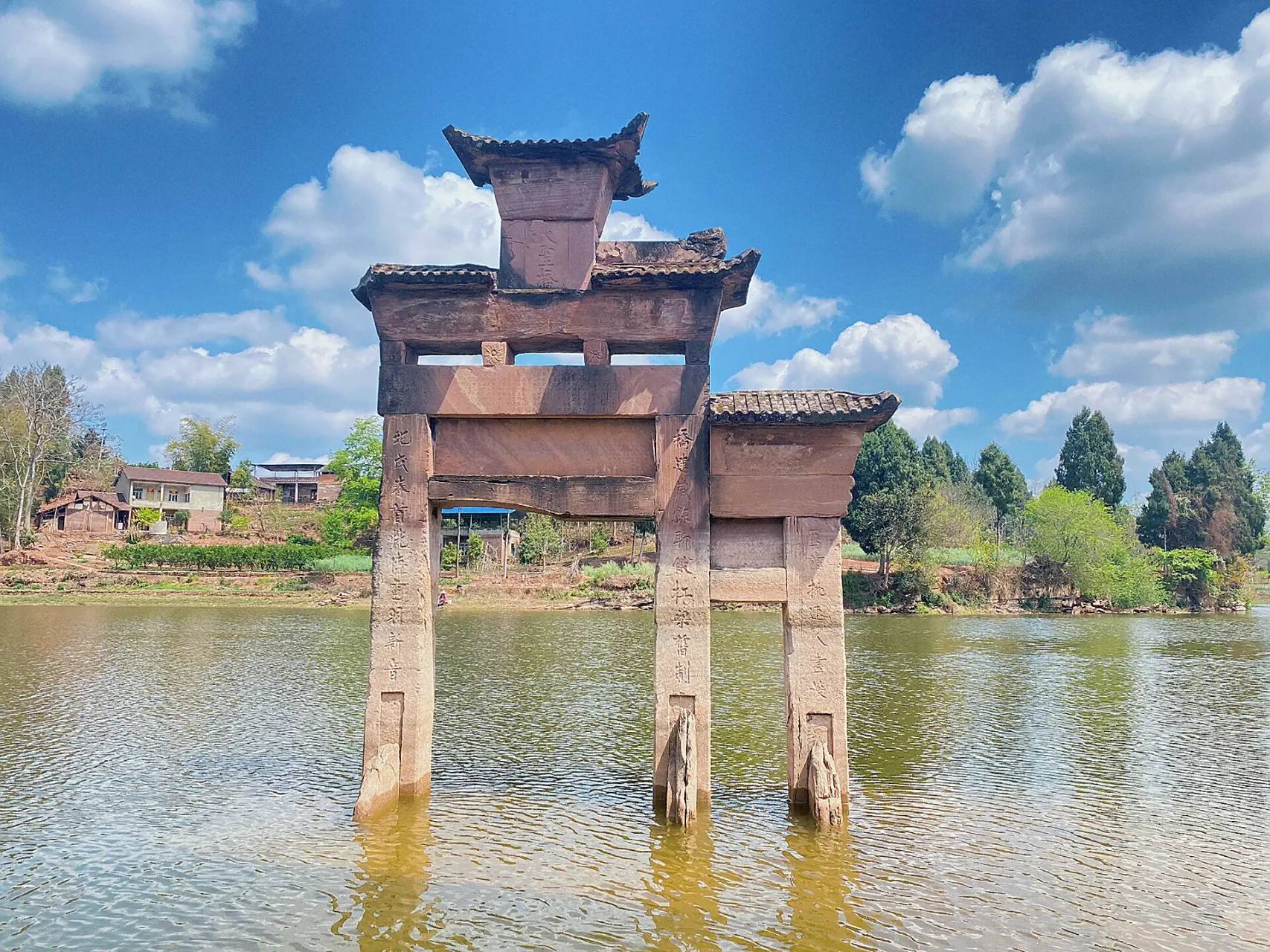 大圣桥牌坊位于资阳市雁江区中和镇,建于清代,坐北向南,为四柱三间五