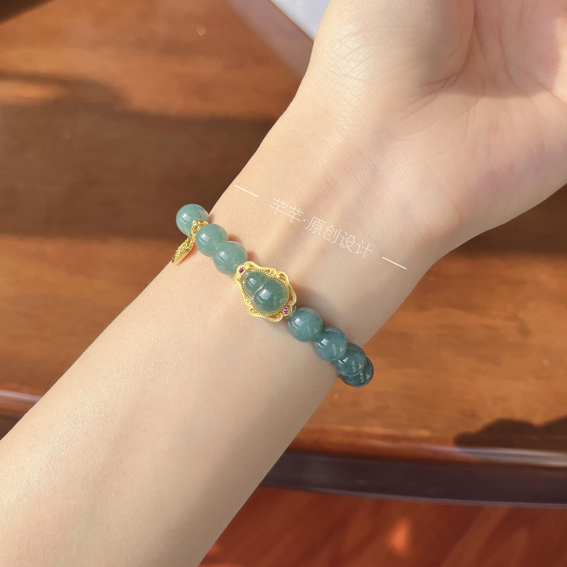 绝美,阳光下的蓝水翡翠美到让人窒息,超显白 天啊,这才是仙女该带的