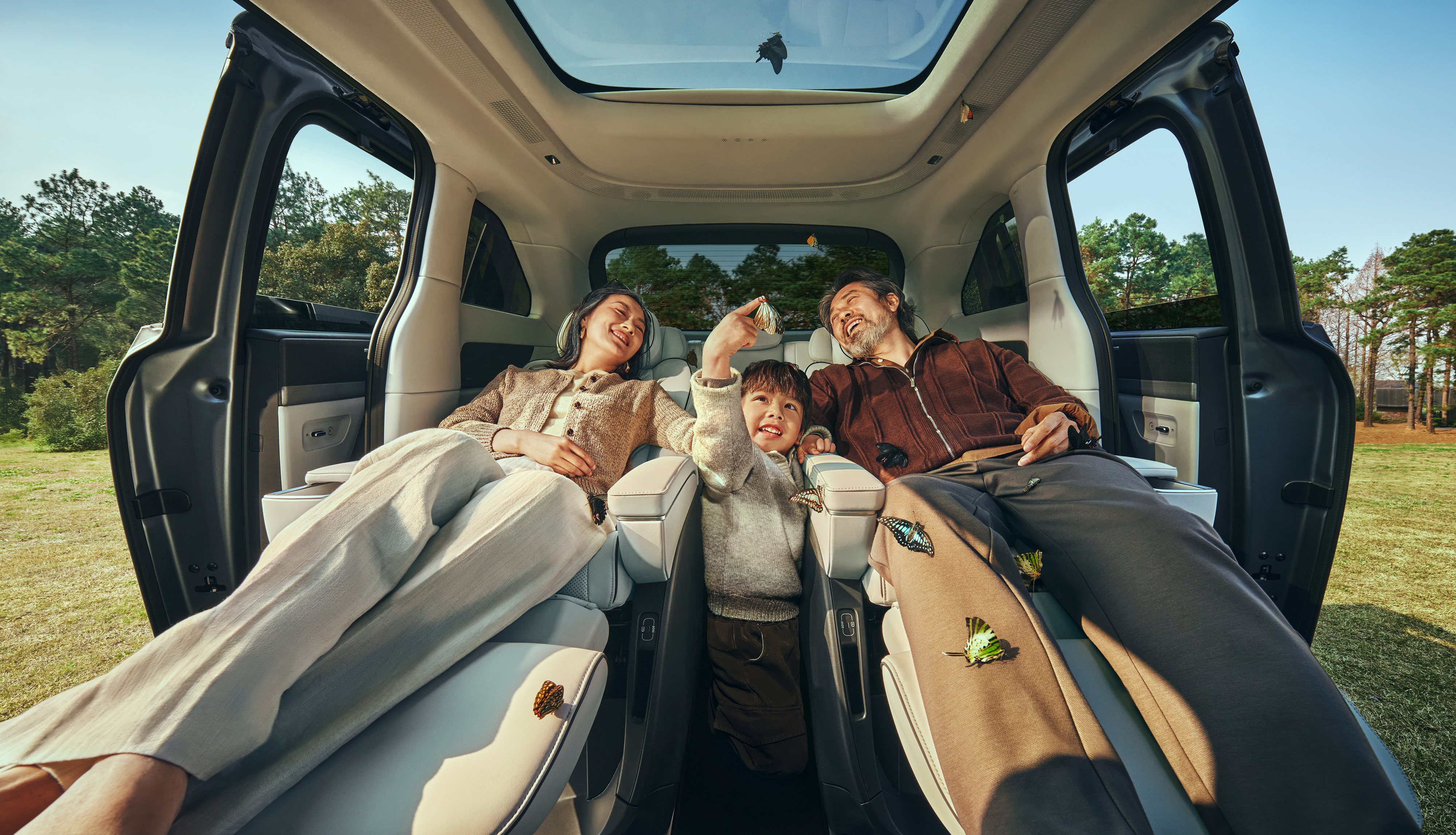 小汽车坐满人零重力座椅小鹏车内观影小鹏汽车x9宝宝模式前排坐满人的