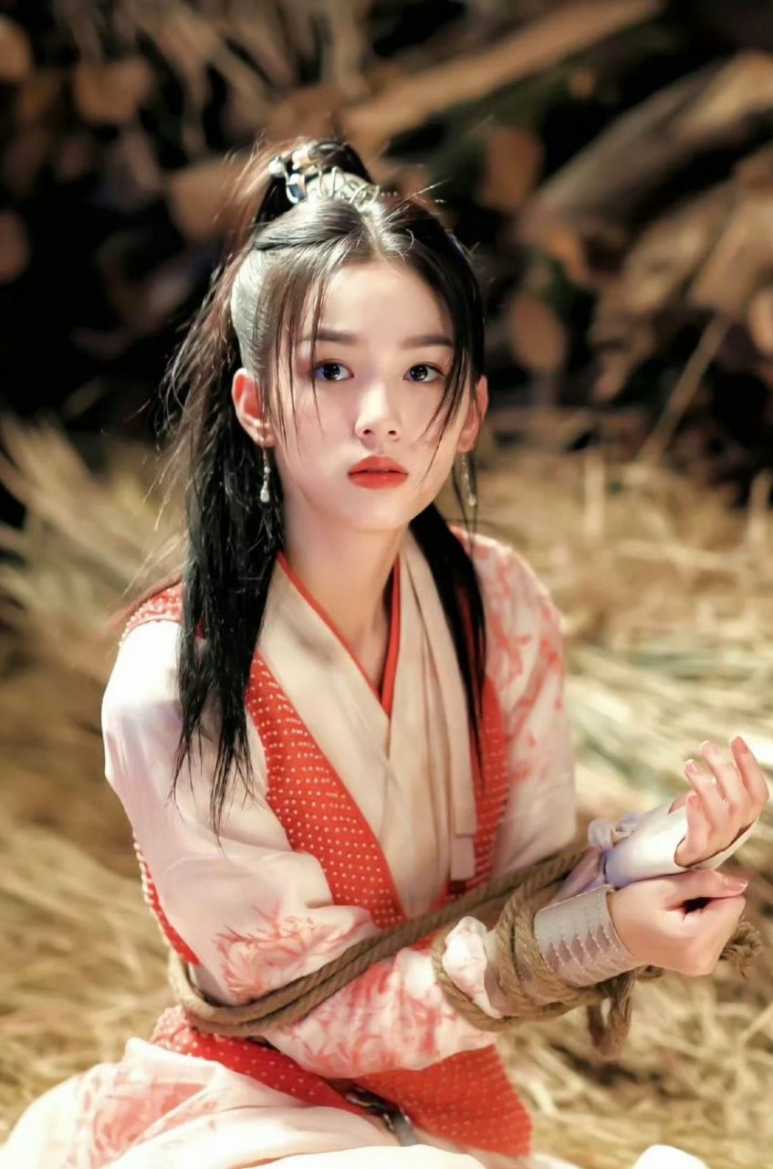 周也,从《少年的你》就已经开始关注了,华浅是后来喜欢的,现在又有声