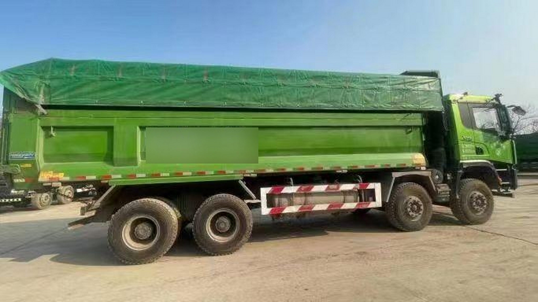 德龙x3000公路标准版前四后八自卸渣土车.货箱长8米,宽2.35米,高1.