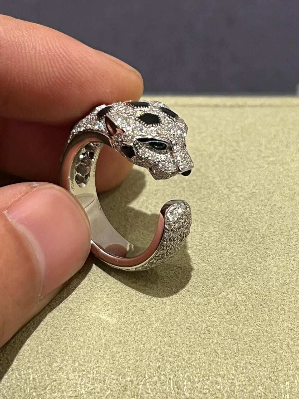 卡地亚豹子戒指90这戒指太霸气了,忍不住拍 卡地亚的豹子戒指,真的