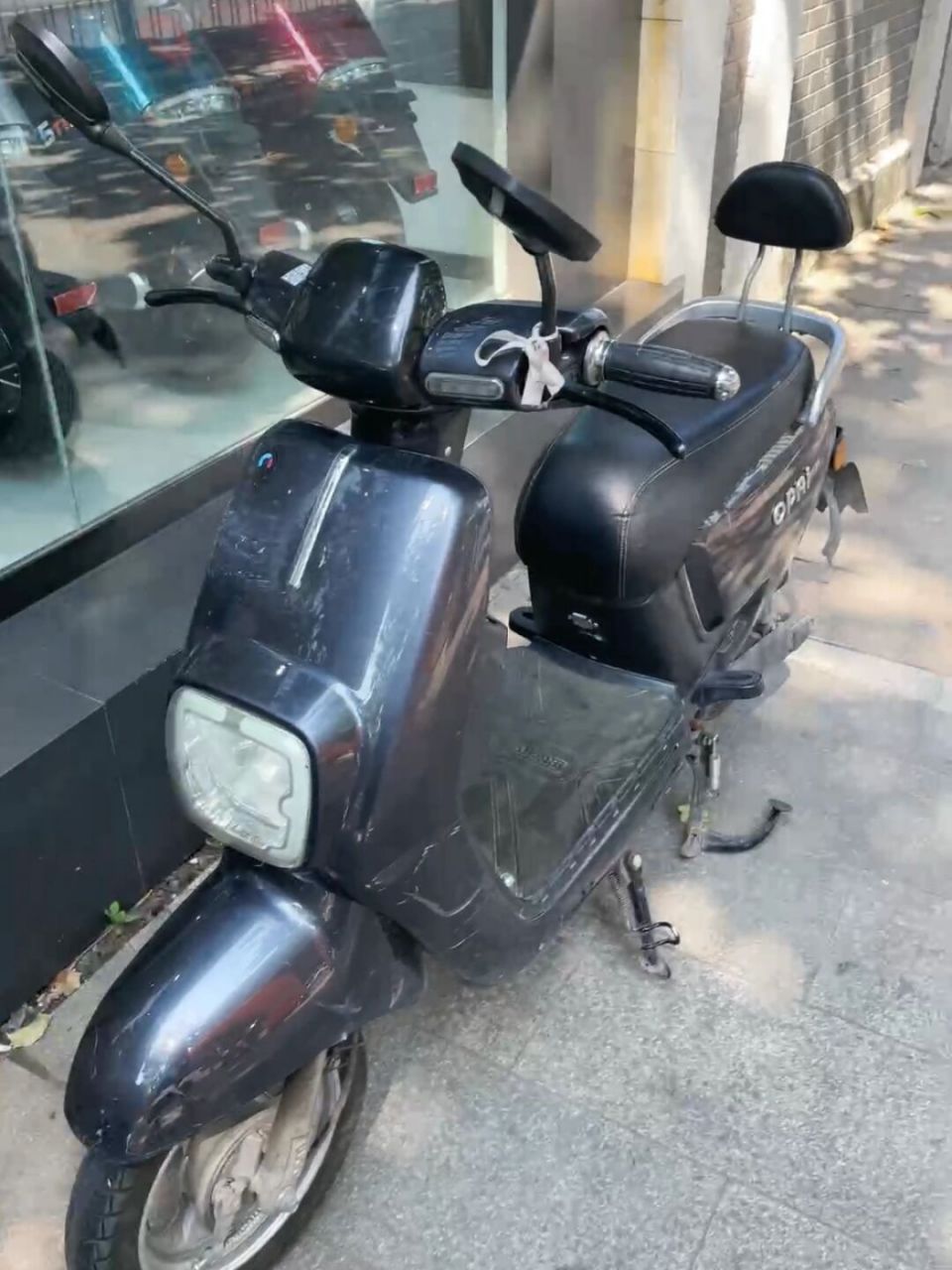 雅迪e5到手 因为欧派骑了三年 老是坏 车胎补过好多次 换过两三次