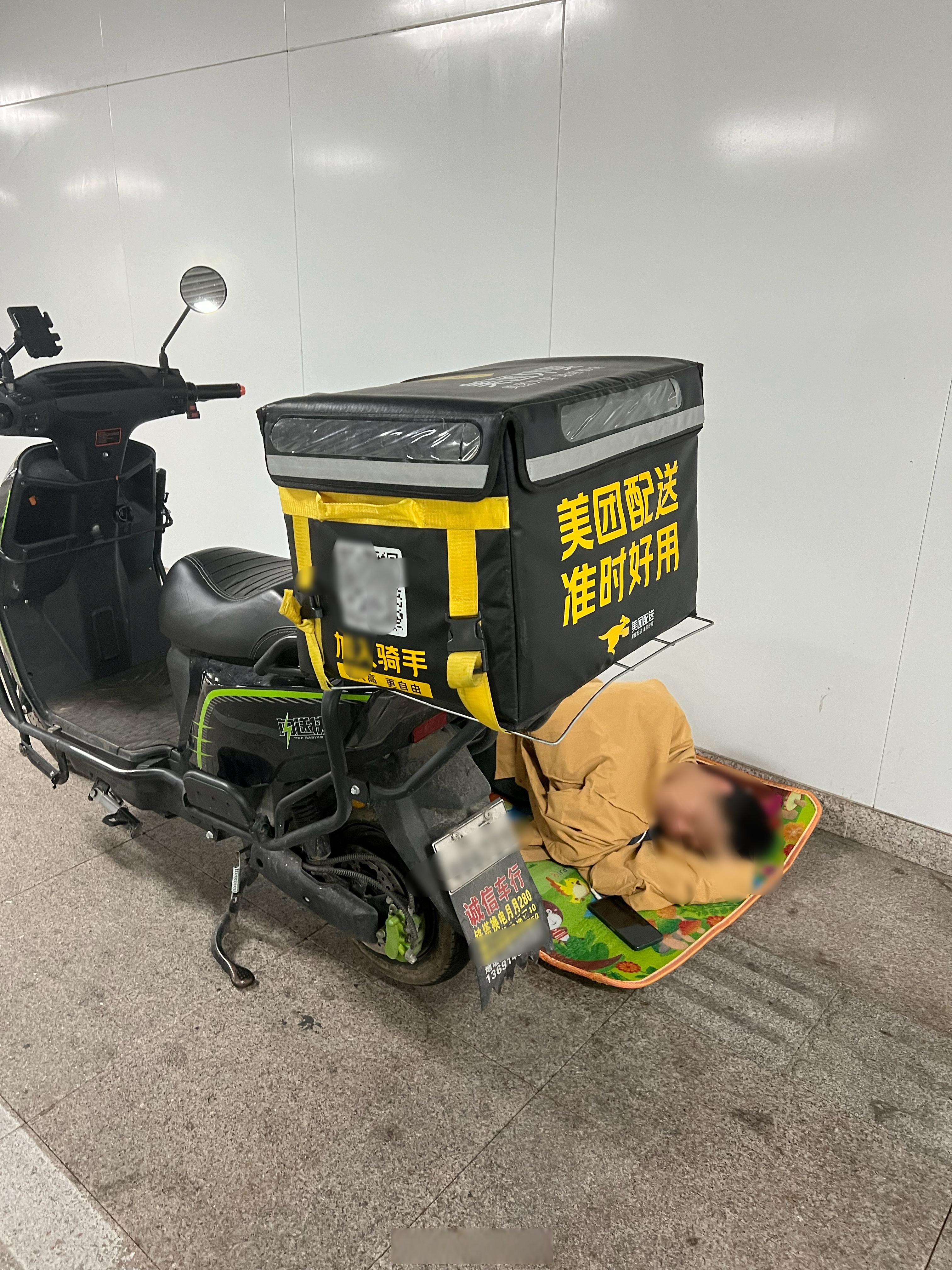 不知道是太劳累还是怎么回事,美团外卖 这位外卖小哥已经在这里躺了2
