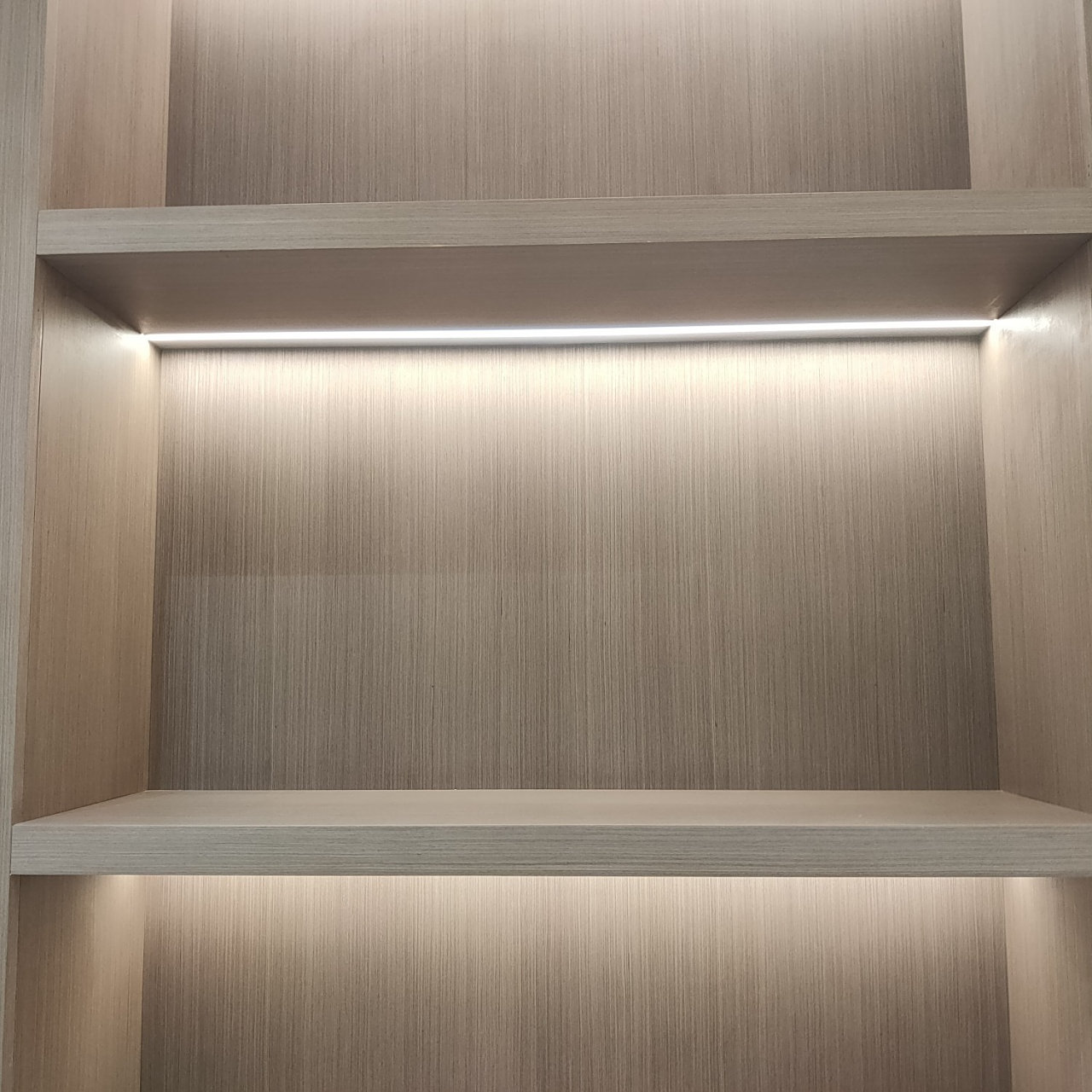 衣柜灯带安装新方法 以前做法是灯条贴在柜子上方,可以看到灯带,且不