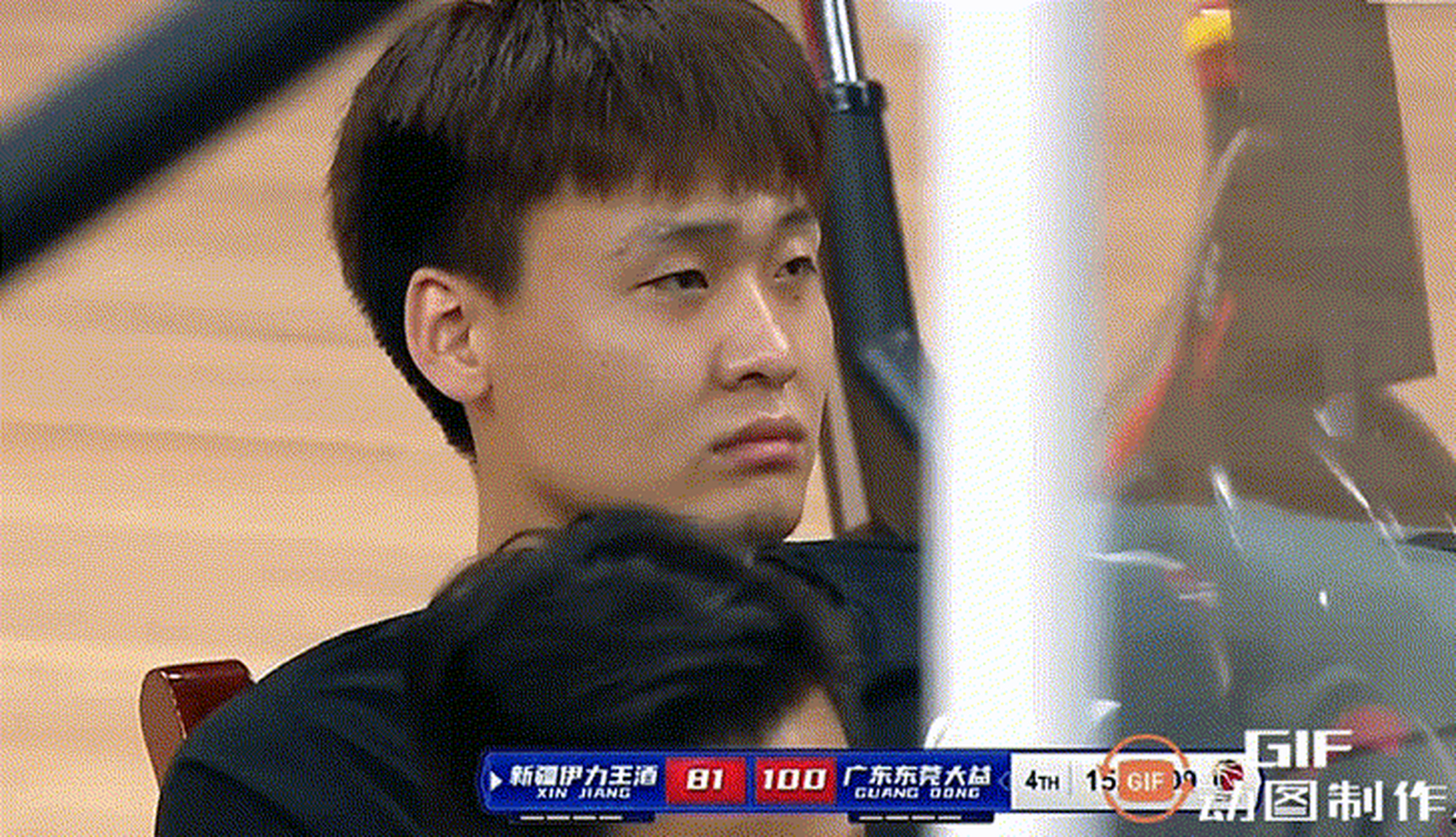 赵睿在比赛结束前坐在了替补观赛席,表情相当轻松,看来问题不大,第一