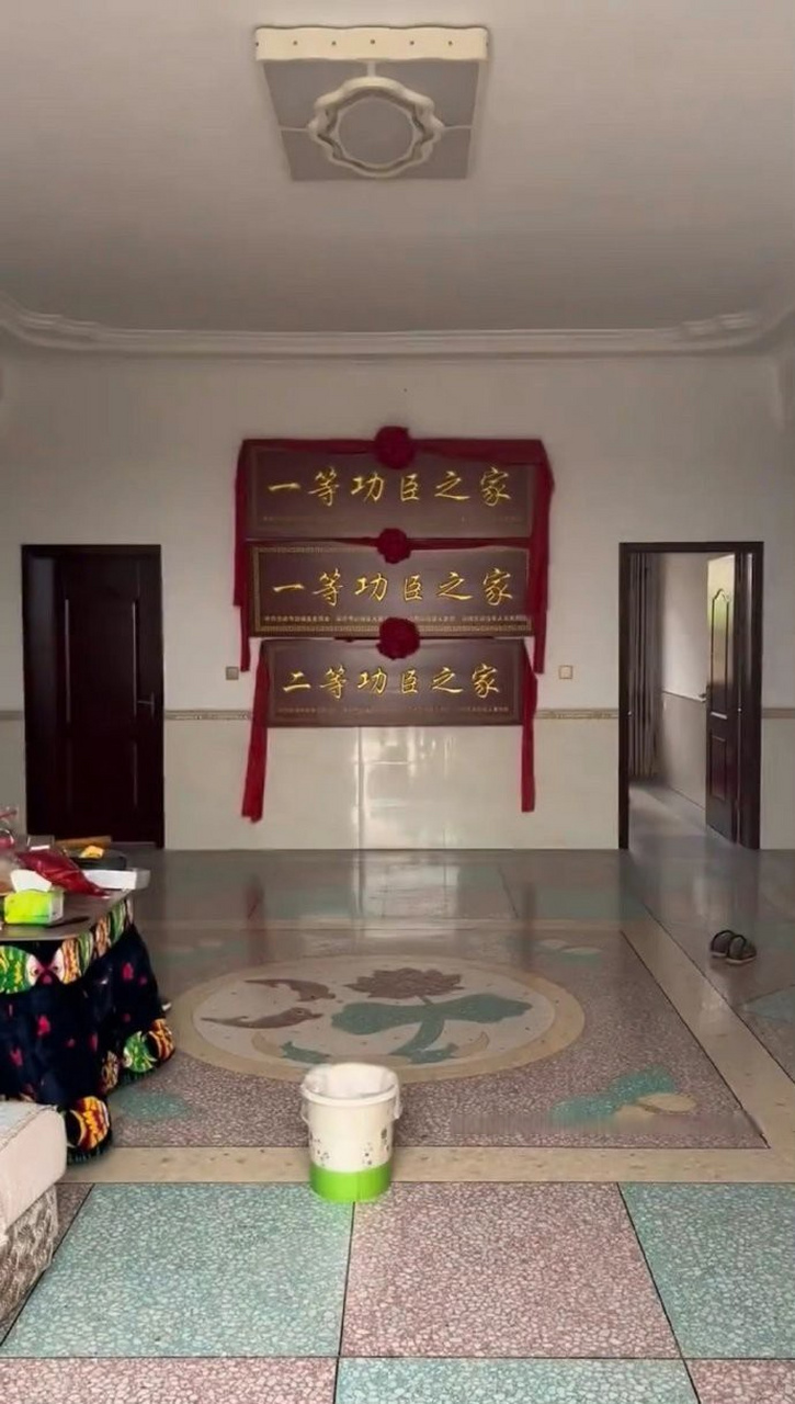 这三个牌匾光耀门楣,功臣之家,致敬!