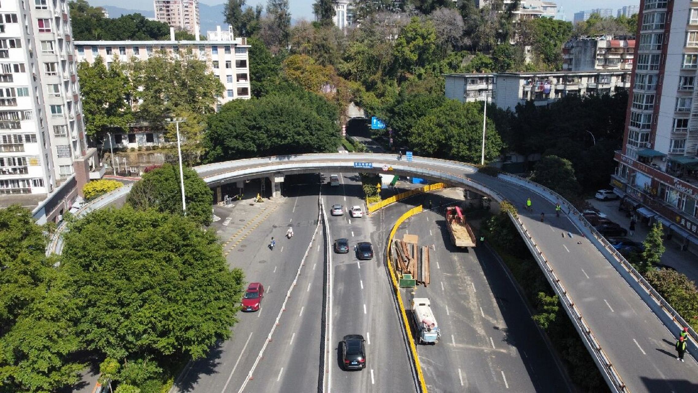 航拍视角看福州象山隧道封闭现场  象山隧道封闭首日,总院掉头高架已