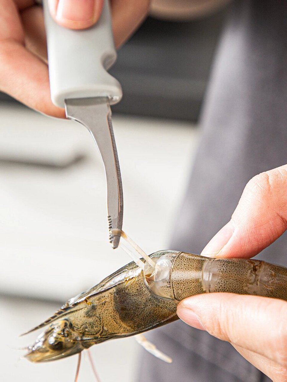 能!吃! 虾线就是虾的消化道,里面黑黑的,自然