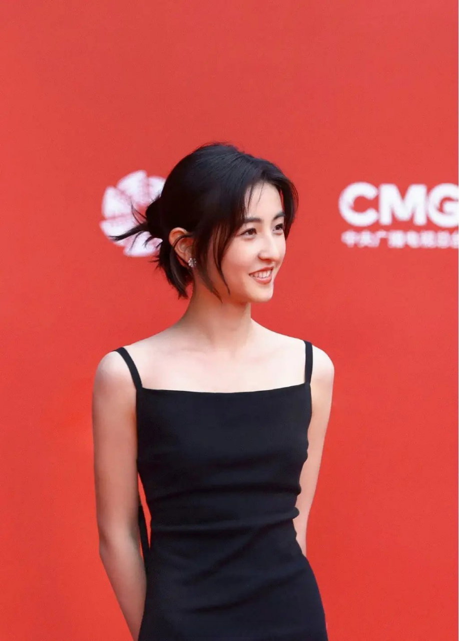 在一排的叔叔哥哥姐姐们的中间显得很q版,不知道张子枫内心会不会感觉