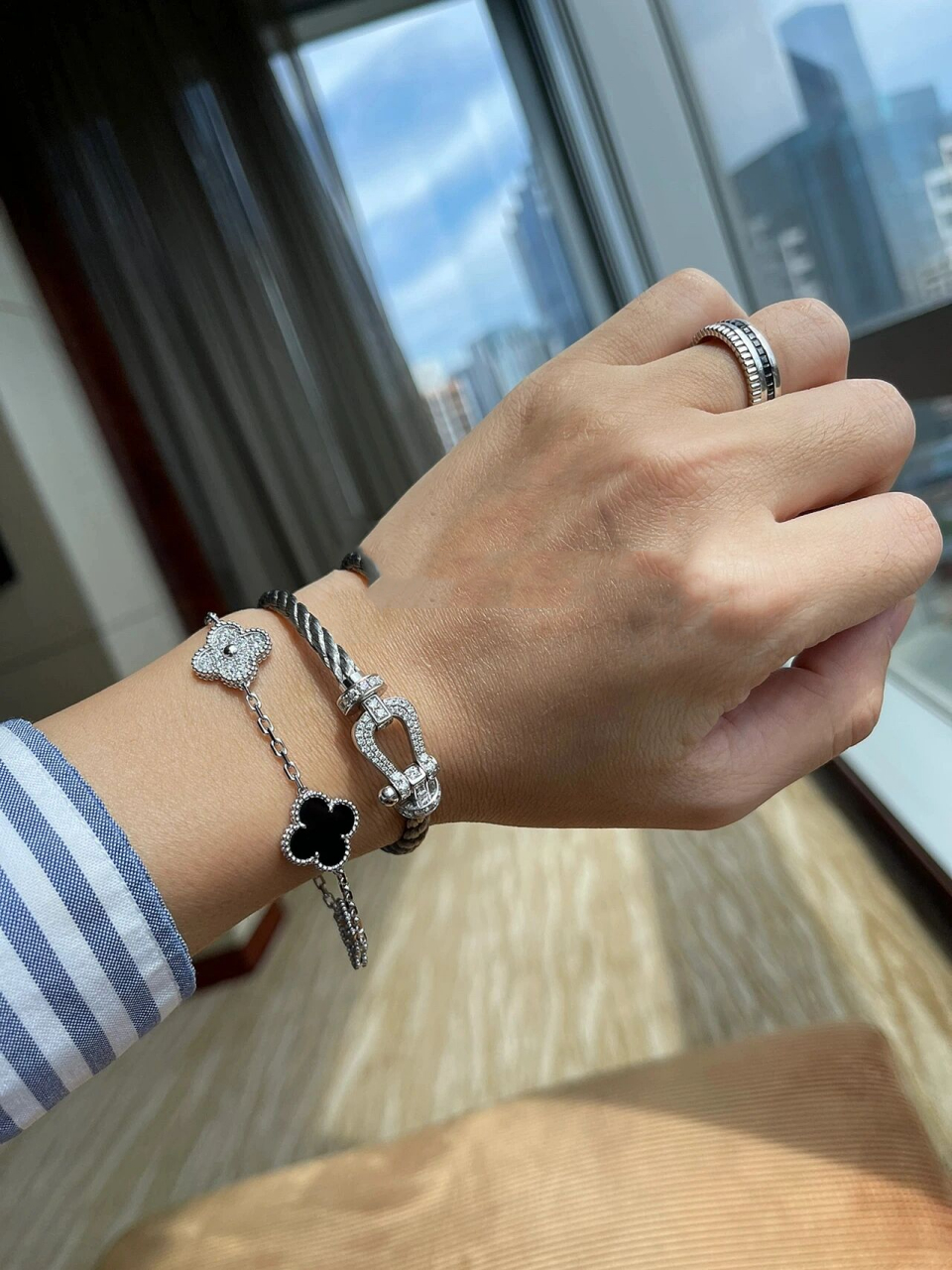 男生戴vca梵克雅宝白金五花手链 男生还是戴白金比较合适 之前试戴过k