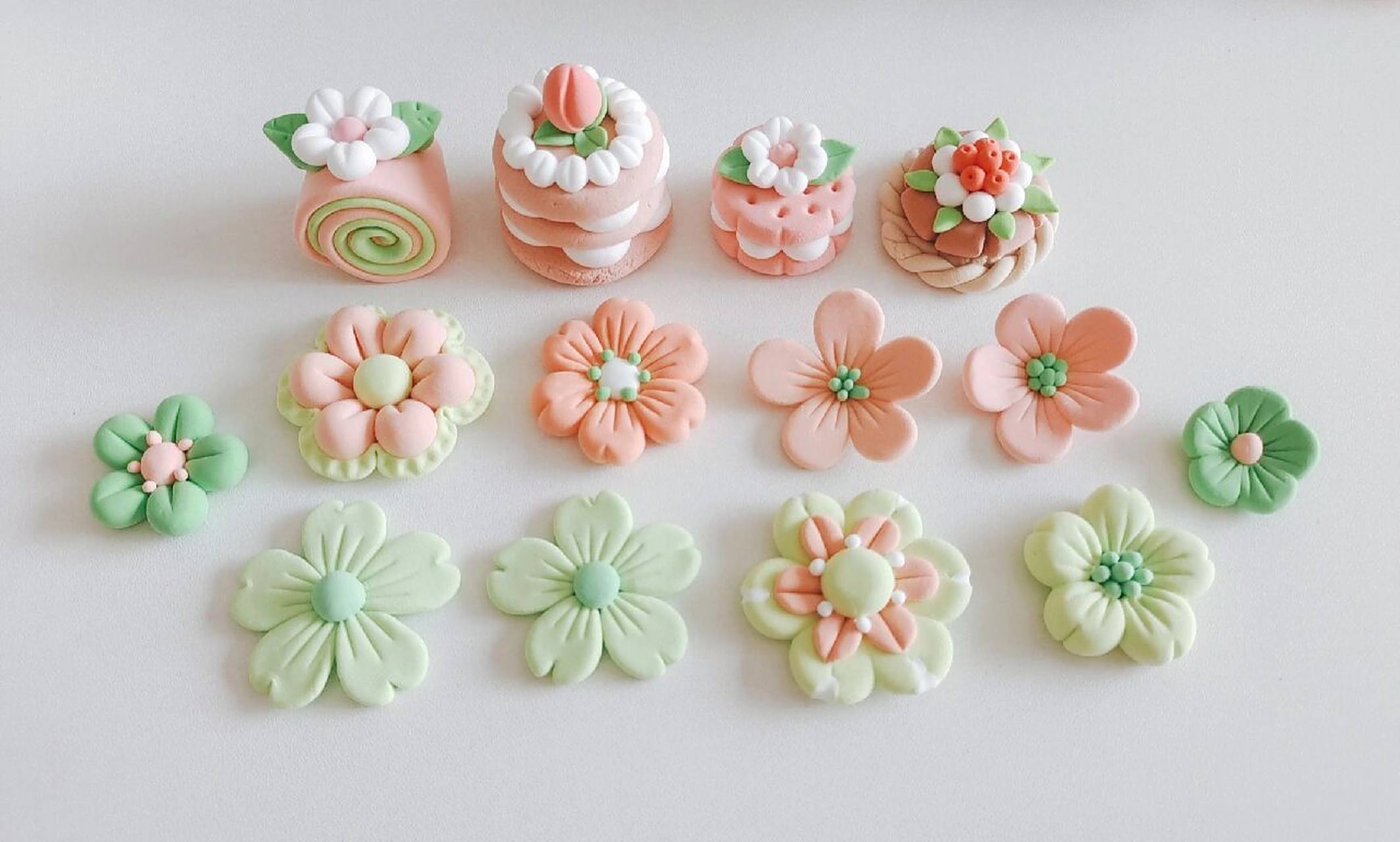 超轻粘土 粉色和绿色搭起来也很好看哇 做了一些小甜点,粉绿色的草莓