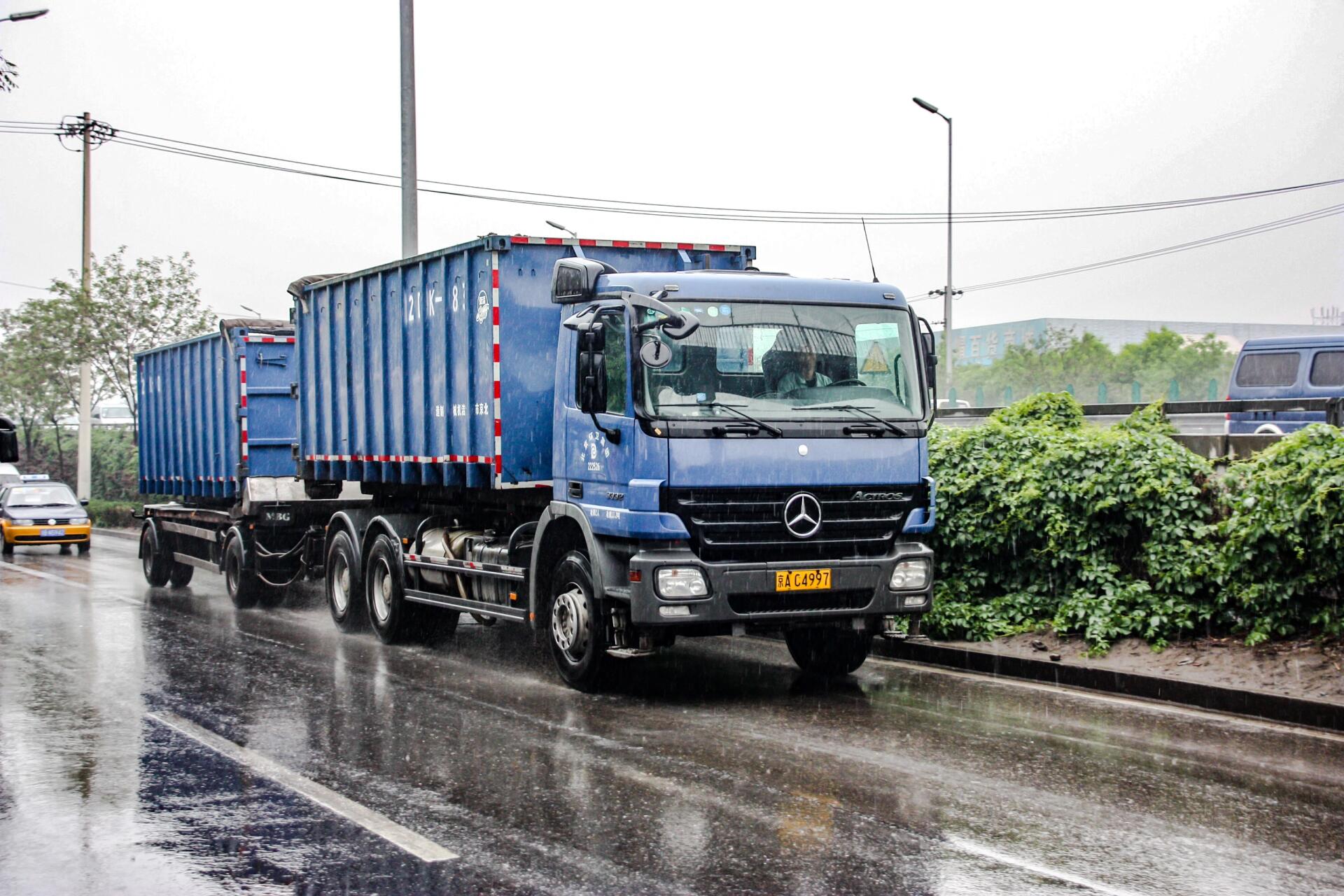 北京环卫以前的奔驰actros 3332全挂垃圾车
