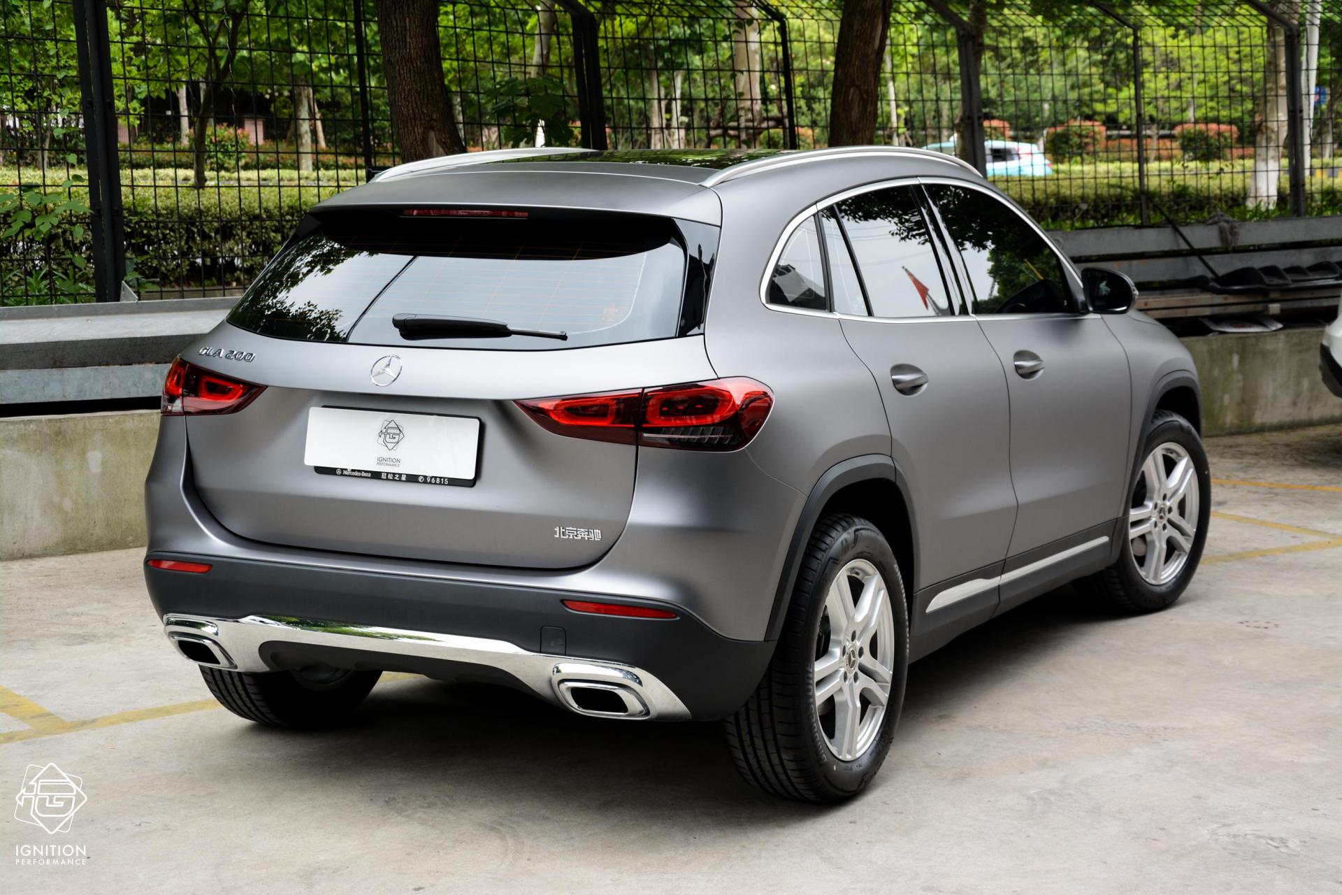 奔驰 gla 200 amg山灰 全车改色 作为奔驰amg系列的原厂色,确实跟奔驰