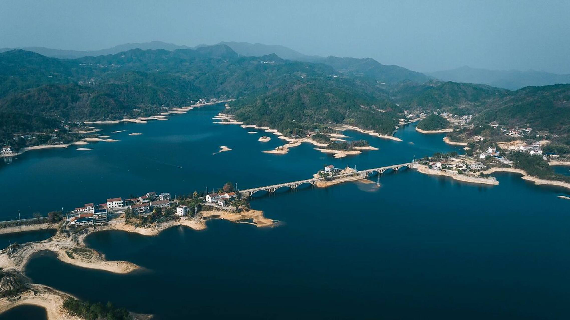 岳阳61铁山水库 有人说这是湖南的海,但是我不认同,铁山水库是不像