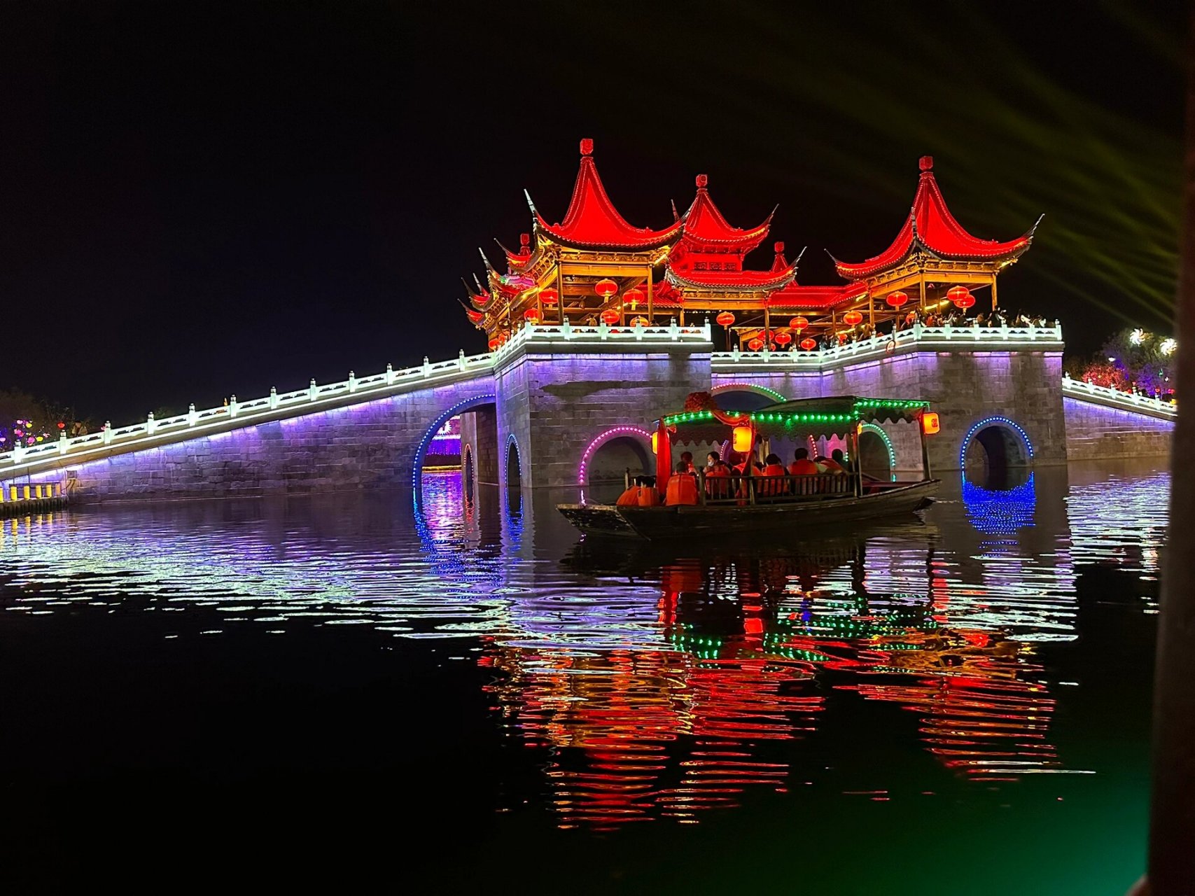 东宛园 聊城东宛园,晚上夜景不错,景区内部有些还在建中,相比台儿庄