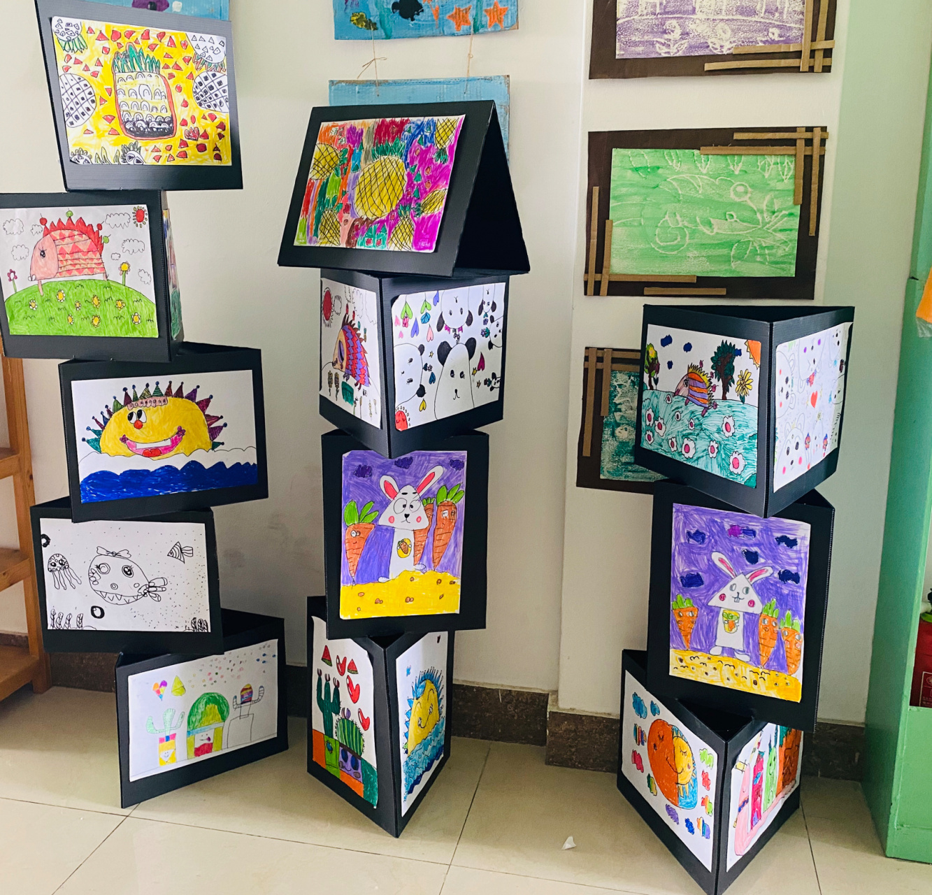 幼儿创意画96《作品展示墙07》 用万通板制作出三角形的展示架