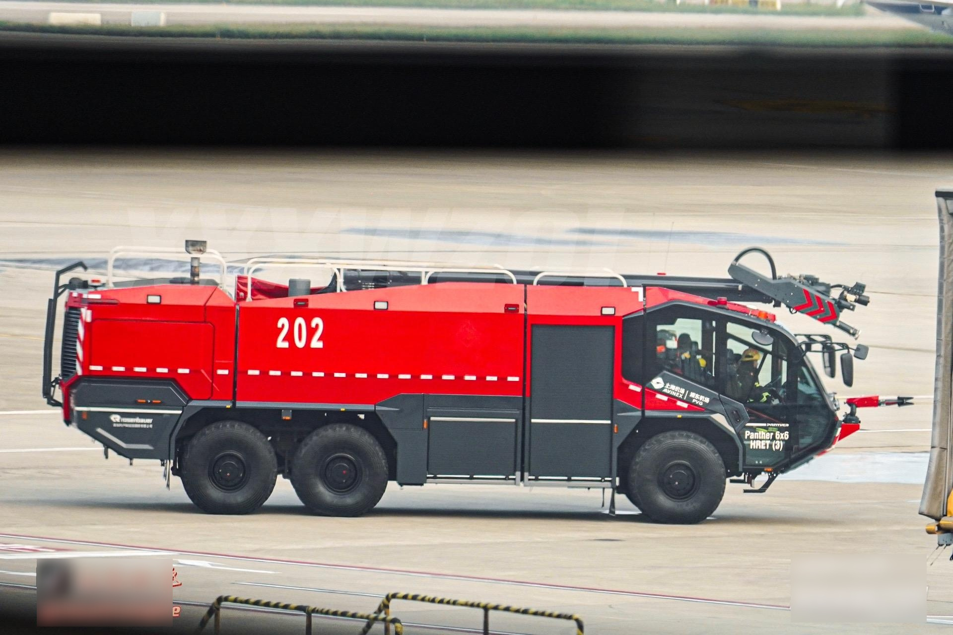 这是一台rosenbauer panther 6x6机场消防车(美洲豹机场消防车),玻璃