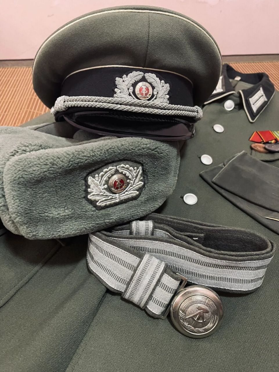 我的收藏——60年代东德军官帽 东德人民军在50到60年代的东西是最好