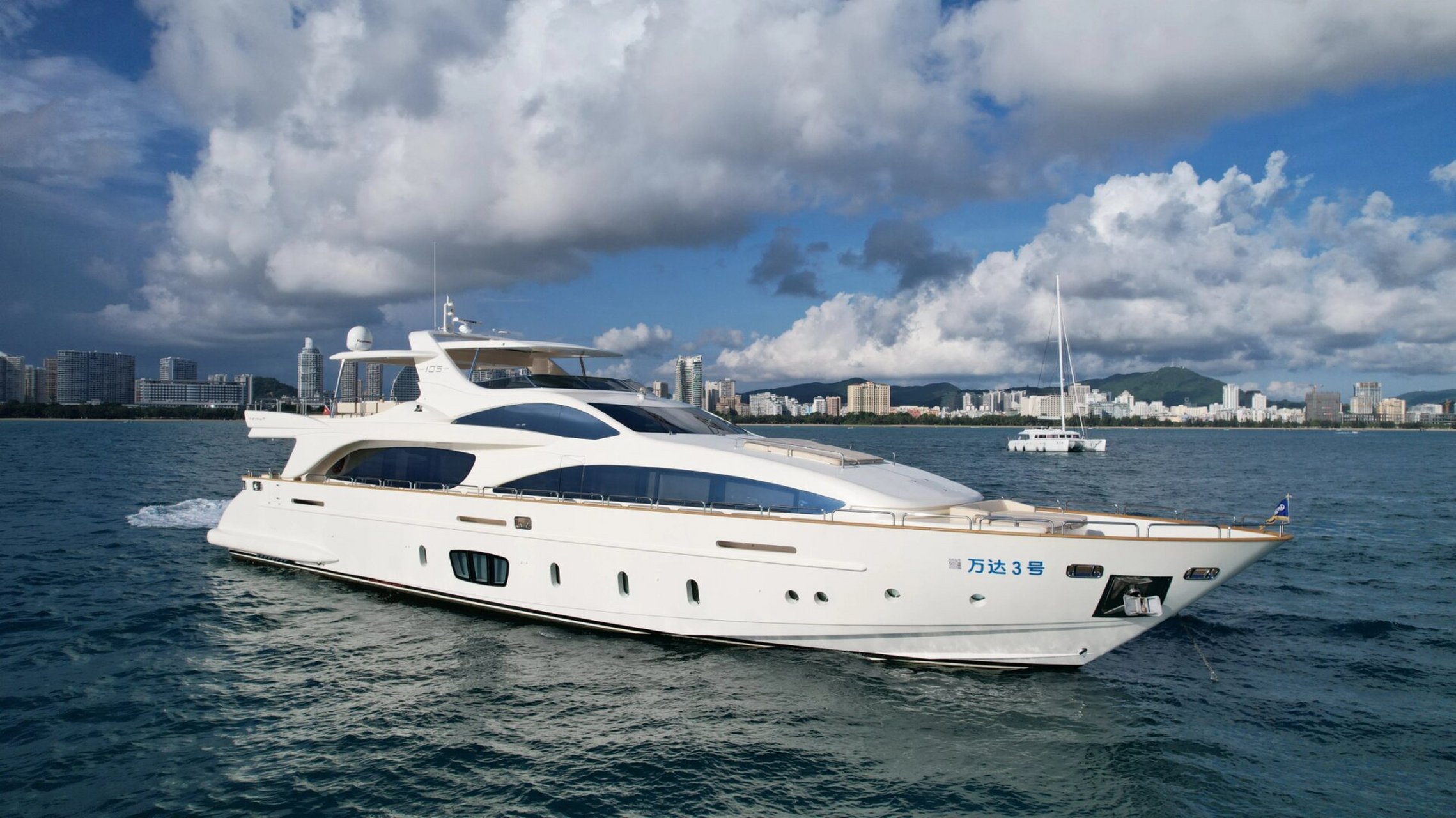 在三亚,乘坐103尺游艇出海体验 - 	 你知道现在三亚游艇包一艘103尺的