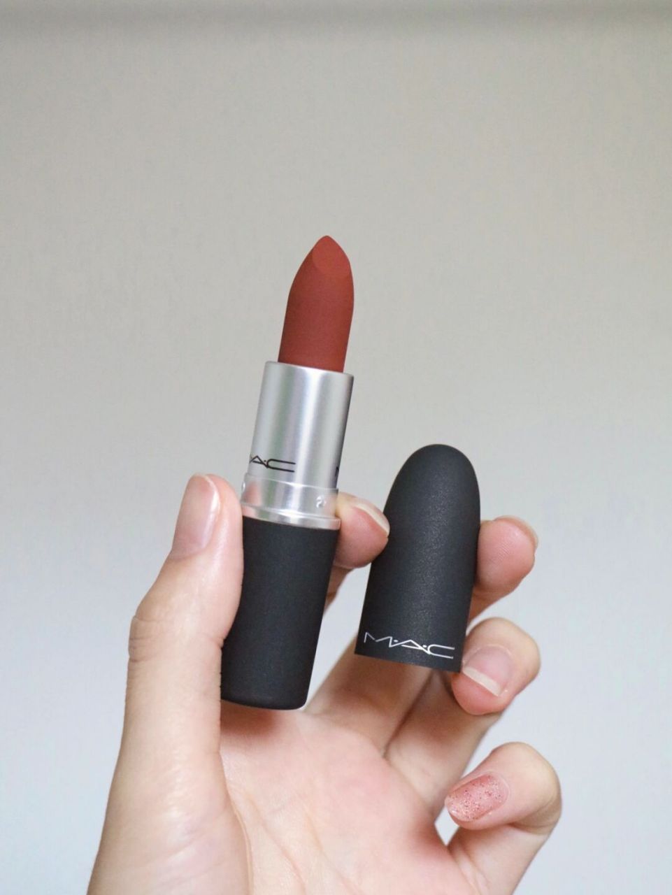 今天试色的是mac尤雾弹925哟 这支#925 行「棕」标红 摩洛哥红棕 上嘴