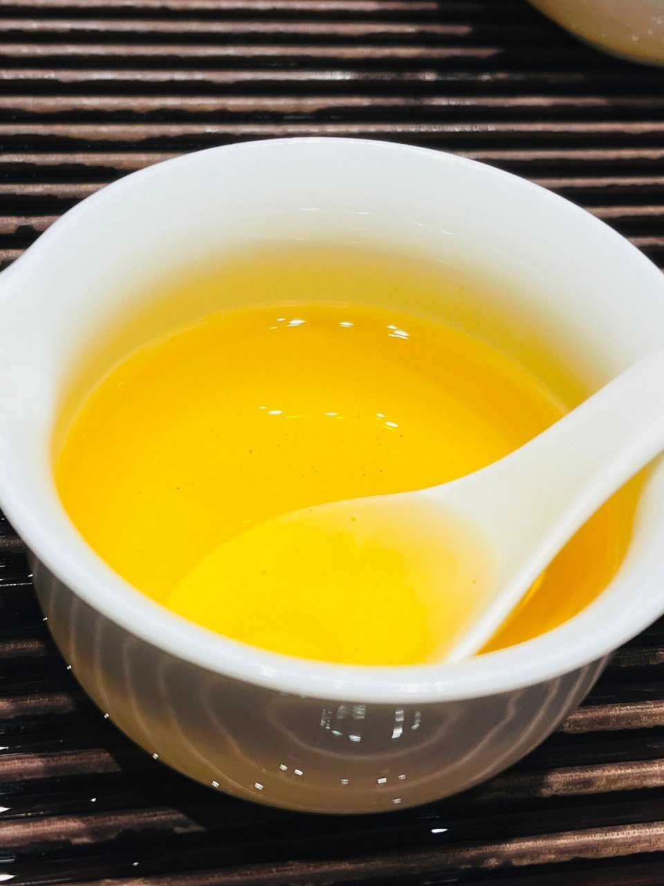 93梅占金骏眉红茶 茶汤:润滑醇厚 入口极爽,有一种独特的清鲜气味