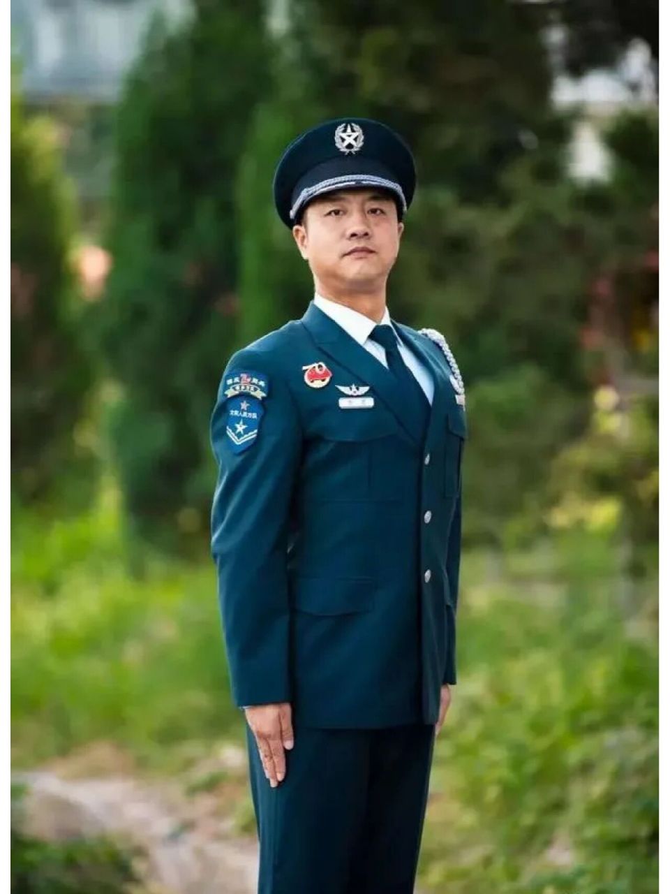 从事管理工作和专业技术工作的非现役人员,是军队人员的组成部分