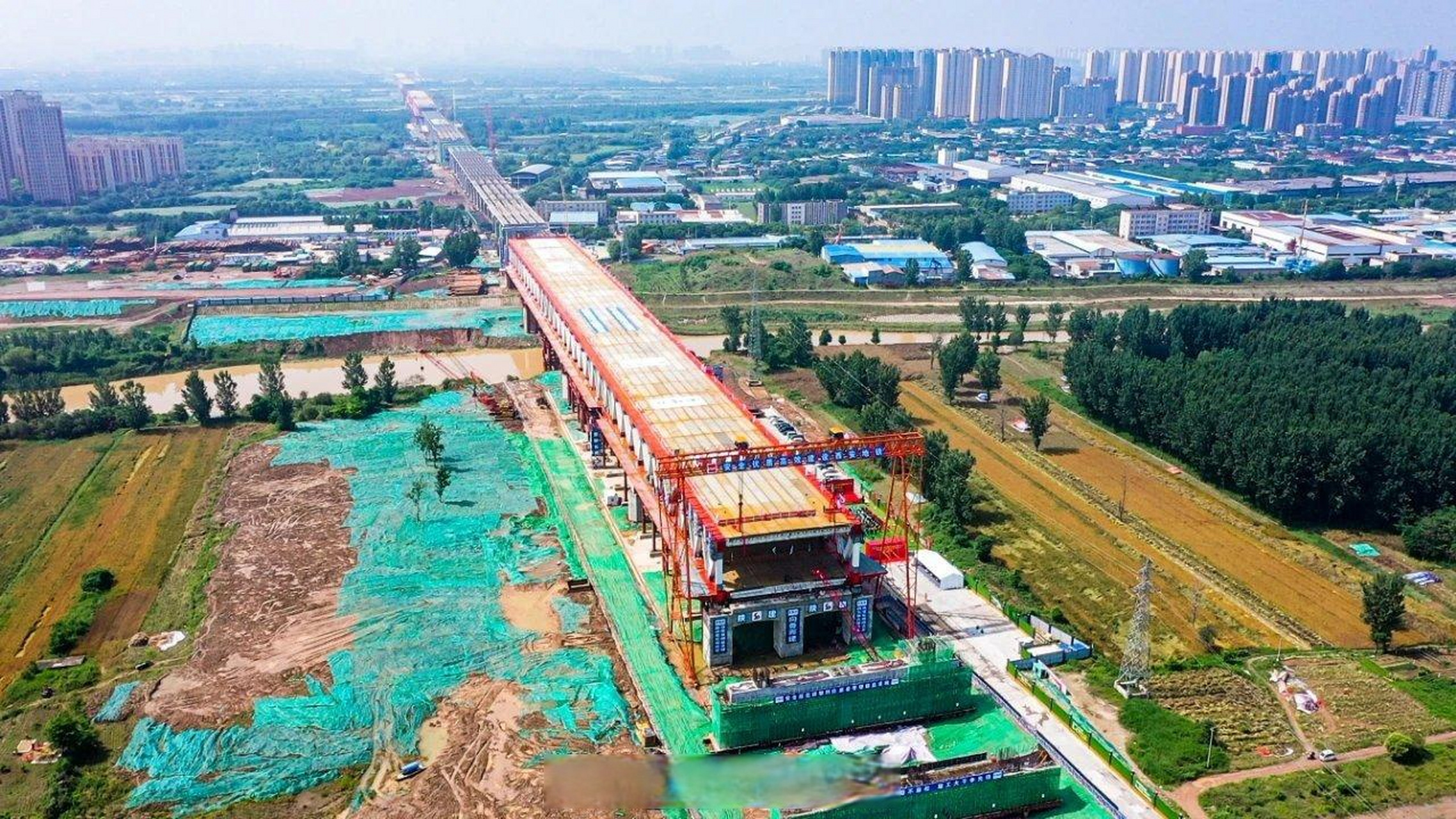 西安地铁10号线17座车站已封顶】5月30日上午,随着最后一块55吨桥面