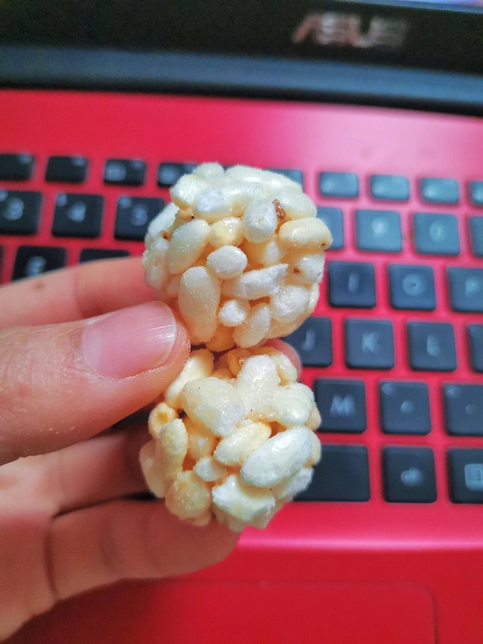 前两天在小区门口看见有卖爆米花的,就是那种古老