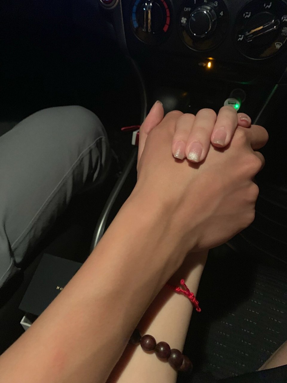 稳稳的幸福 每次开车都忍不住要牵手 ❤️ 牵手是一件简单而又