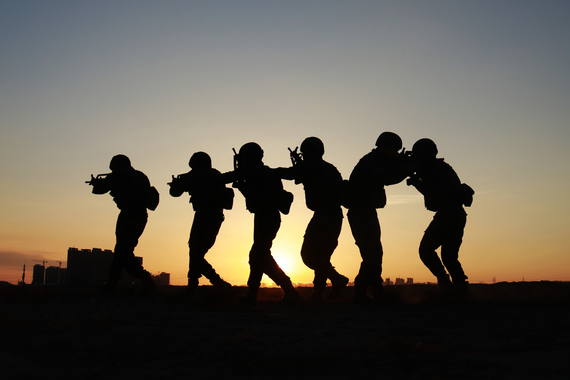 驻训官兵遇上夕阳#,氛围感拉满】夕阳西下,快门定格了逆光中驻训贡