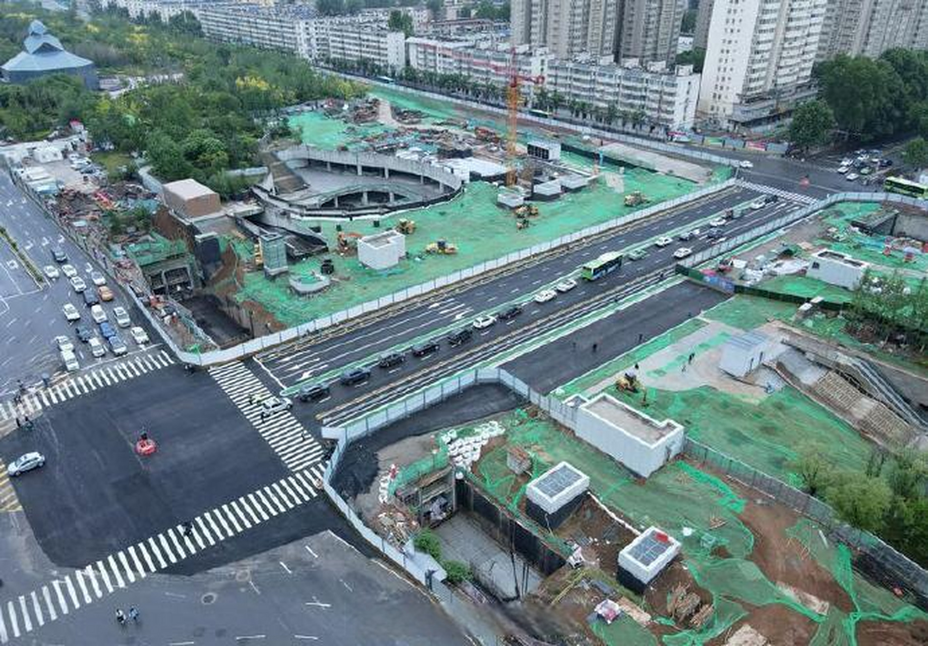 【幸福林带咸宁路口通车】5月4日,因地铁和市政施工围挡起来的幸福林