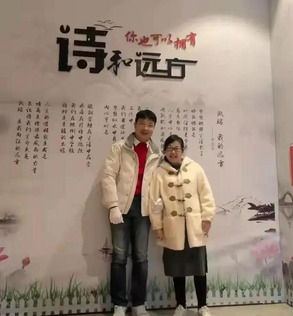 1976年,余秀华因出生时倒产,缺氧,导致脑瘫,从此行动不便,口齿不清.