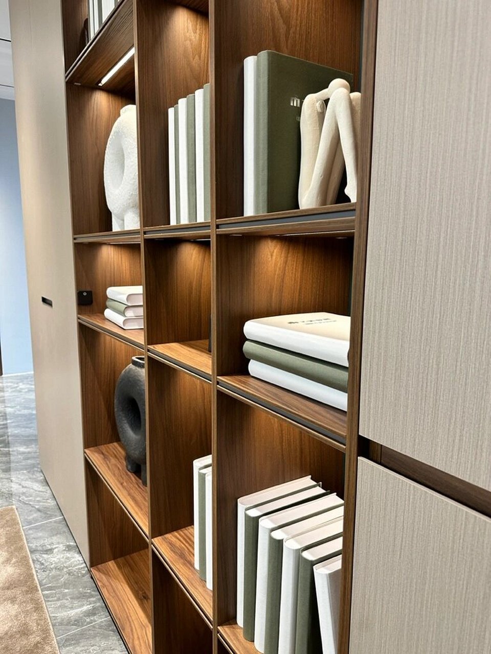 飞美家具 一个不断研发创新的定制企业 夹心层板,无拉手开启门扇,上延