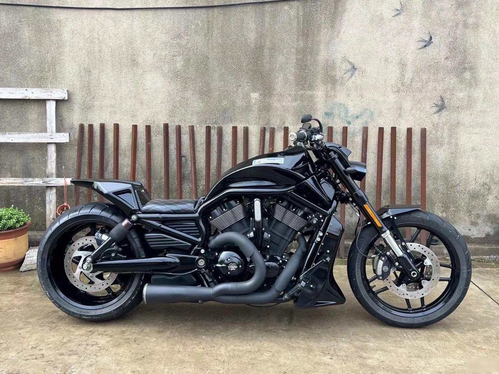 哈雷金刚狼1250 十周年纪念版限量 保时捷合作研发水冷发动机 黑武士