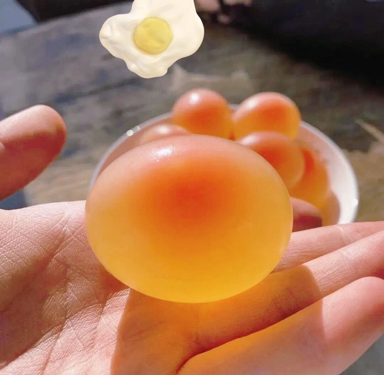 疫情之下,介绍了一个增加免疫力方法 把鸡蛋放到醋里,做成醋蛋,鸡蛋皮