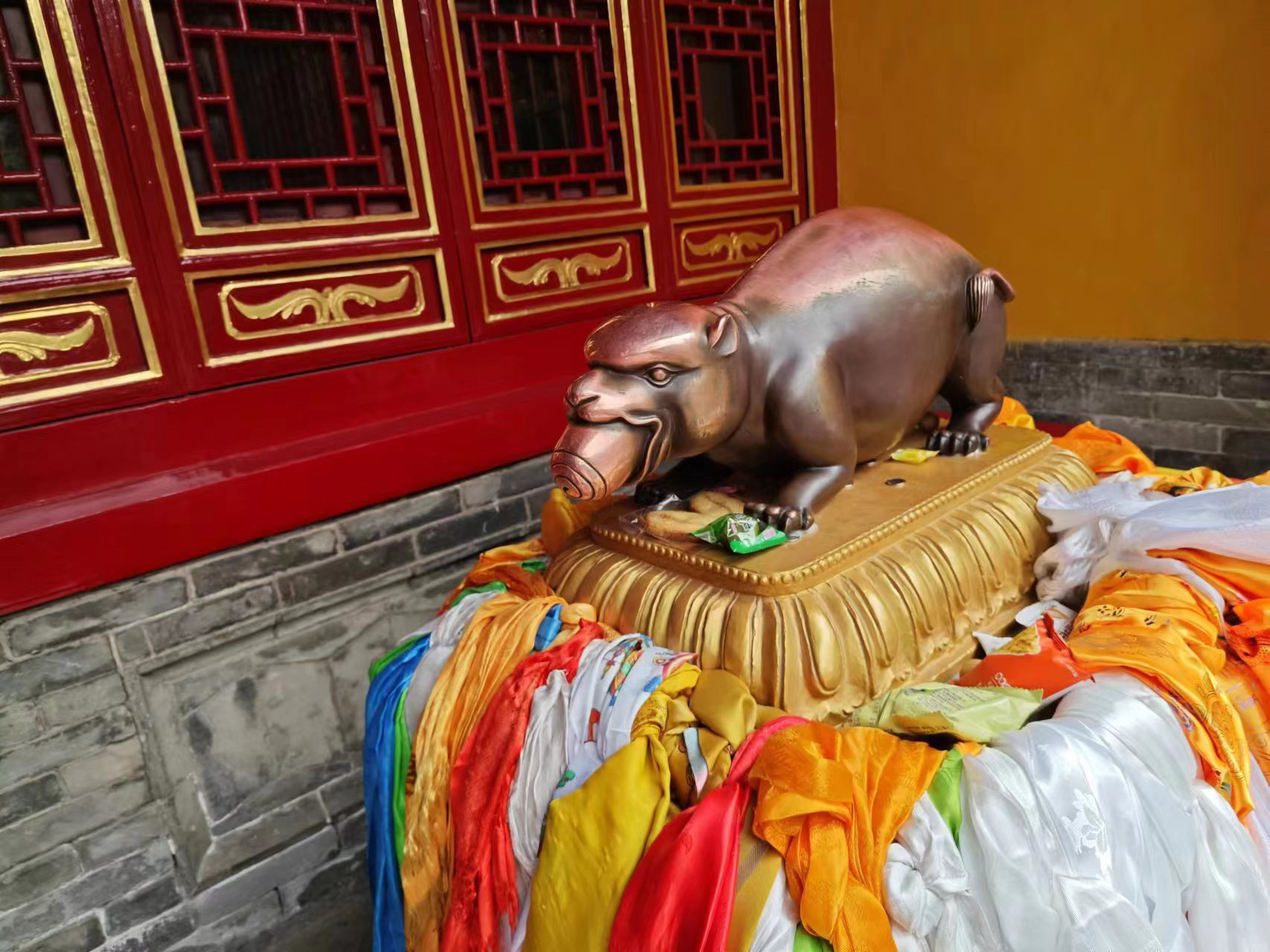 黄财神的吐宝鼠送好运系列1 吐宝鼠,顾名思义,是能够吐出珍宝的鼠.