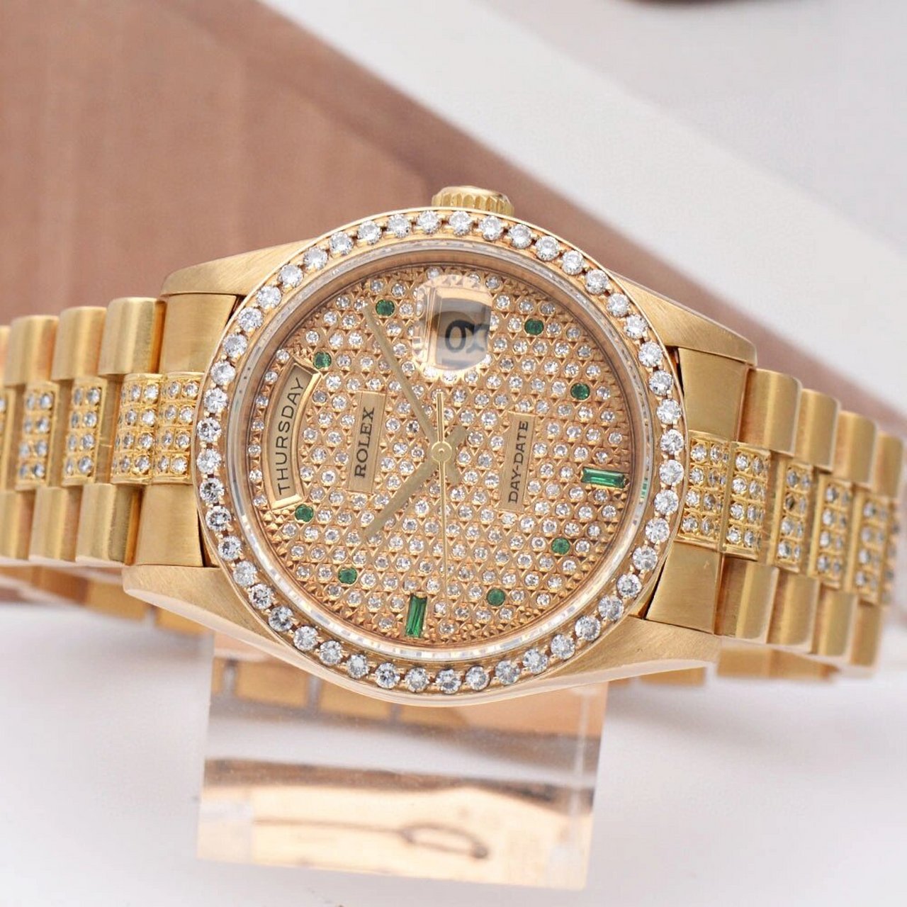 劳力士后镶钻满天星绿宝石金劳 劳力士 星期日历型 自动机械男表 型号