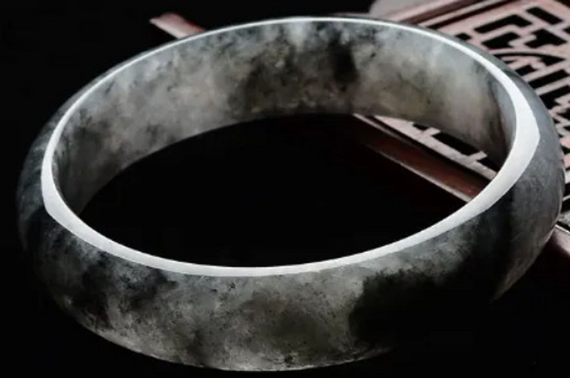 翡翠乌鸡镯子的寓意 在中国的传统中,黑色代表着沉稳与霸气,翡翠乌鸡