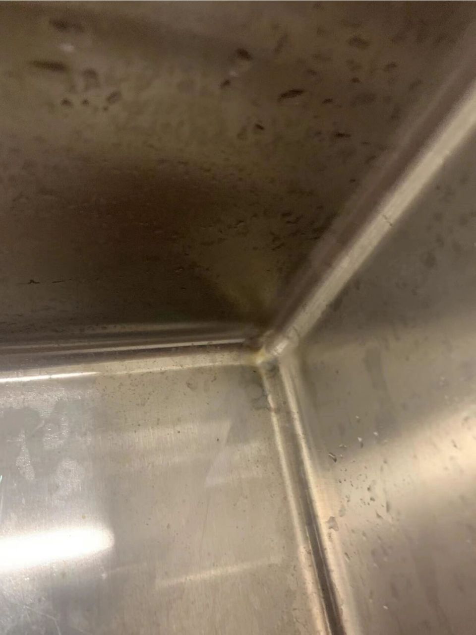 人们大感惊奇:认为"不锈钢是不生锈的,生锈就不是不锈钢了,可能是钢质