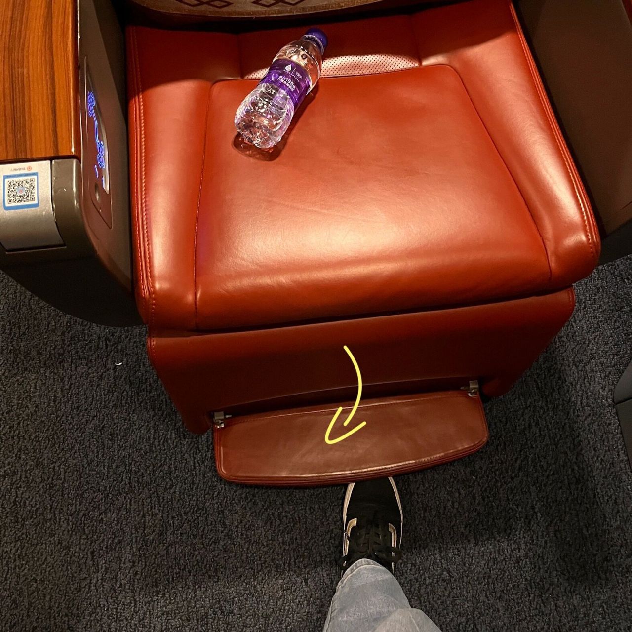 高铁商务座 居然还有脚踏 原来座位上这个脚踏板 是这么扒拉下来的