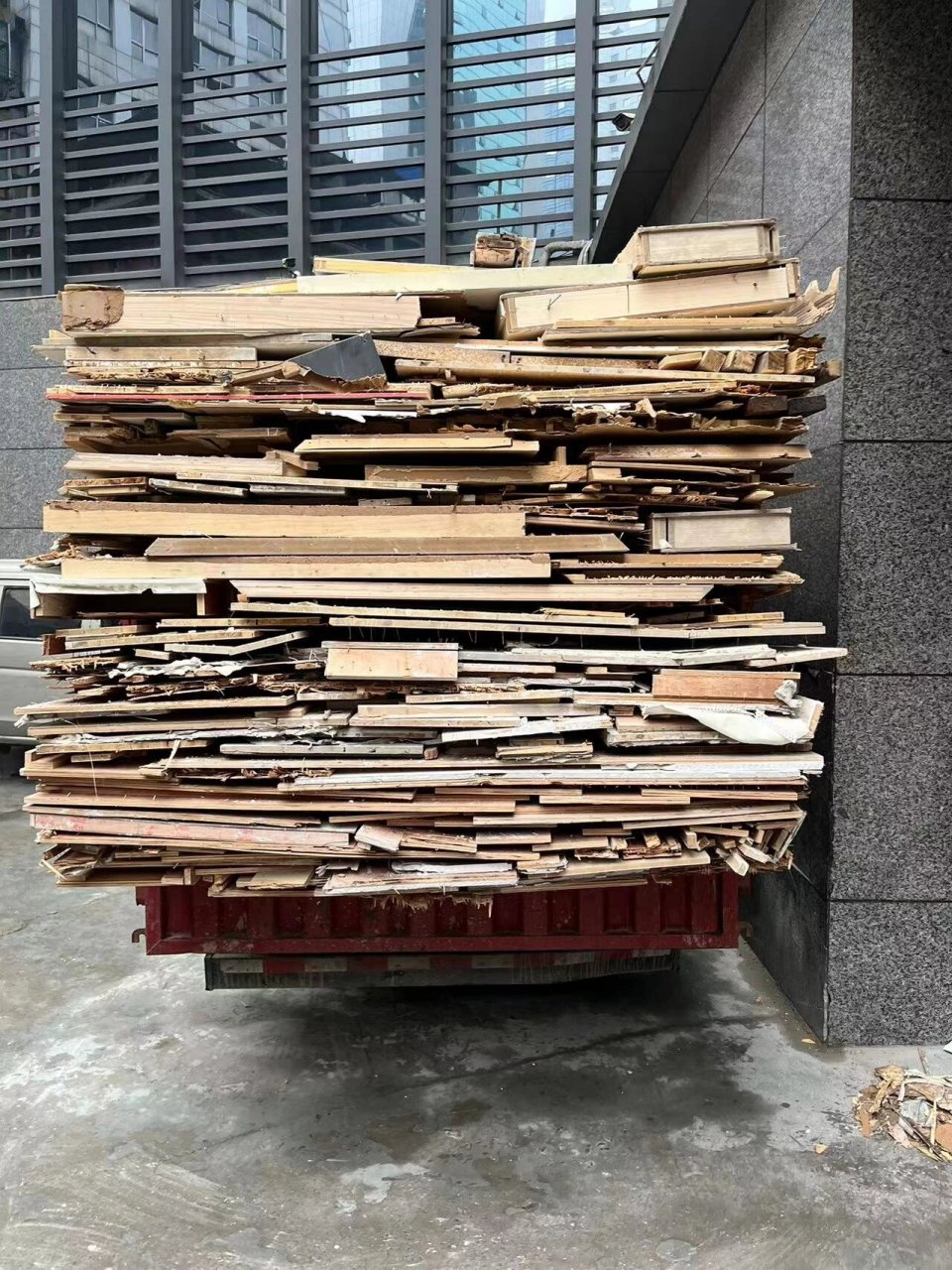 重庆专业免费上门拉废木料,低价出渣 重庆主城皆可上门 ,收各类废木材