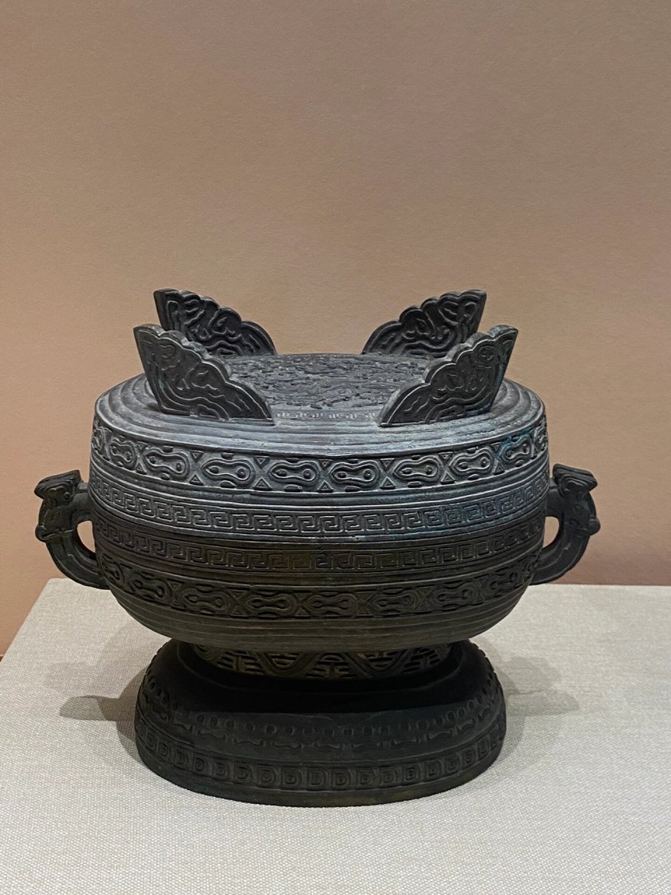 天坛文物94展 俎用于放整只祭祀牲畜 图三 玉爵(形如雀) 图五 豆 图