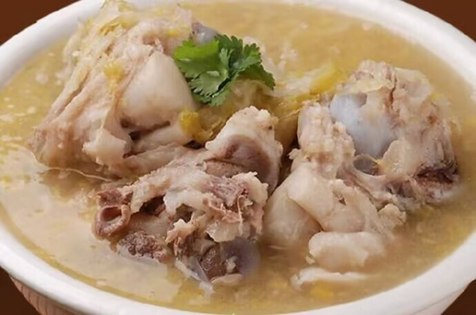 喝骨头汤真的补钙吗 一碗100毫升的猪骨汤含钙量仅有1~2毫克,而对于18