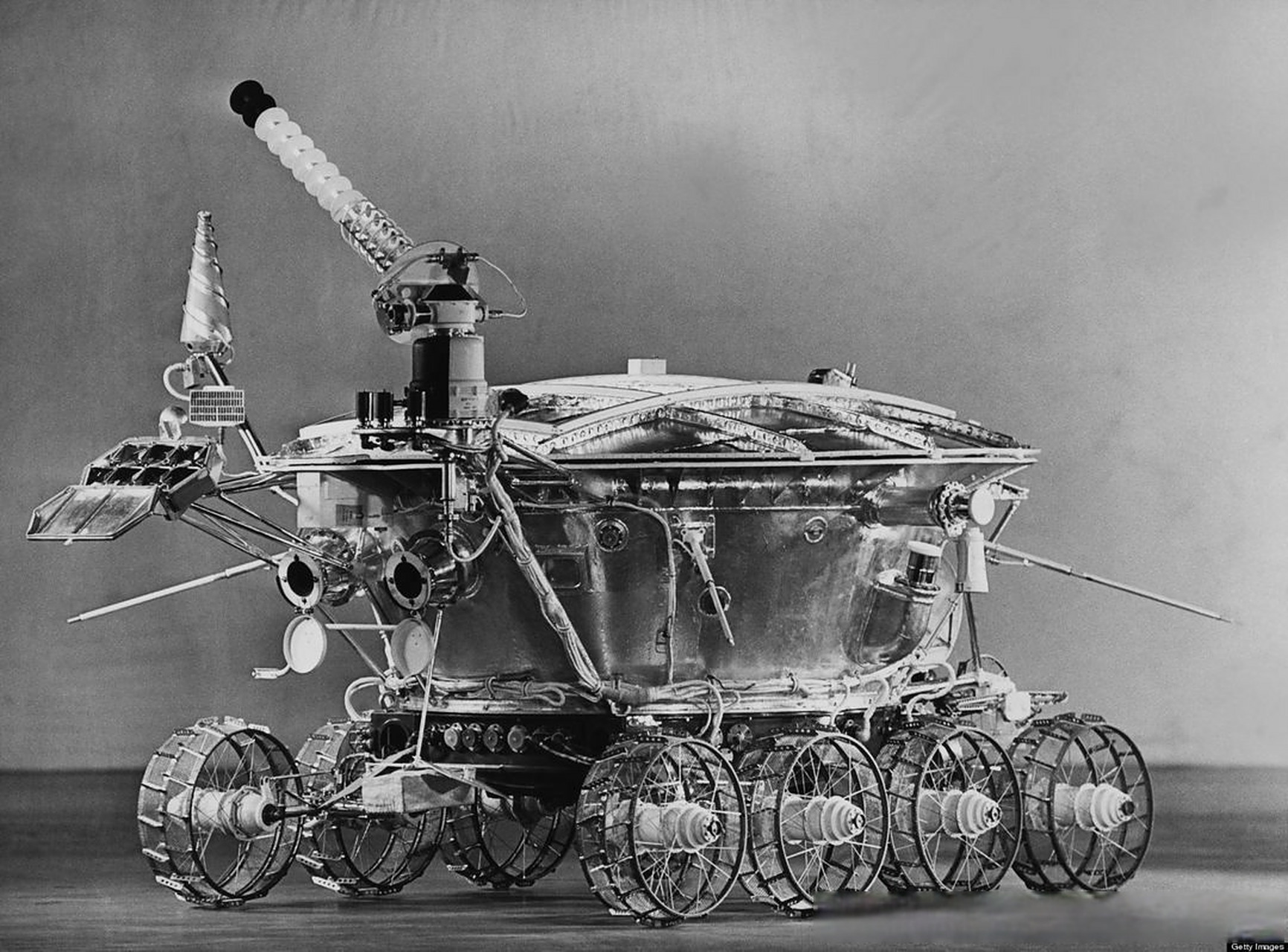 1970年11月10日,苏联月球车1号登月探测器发射