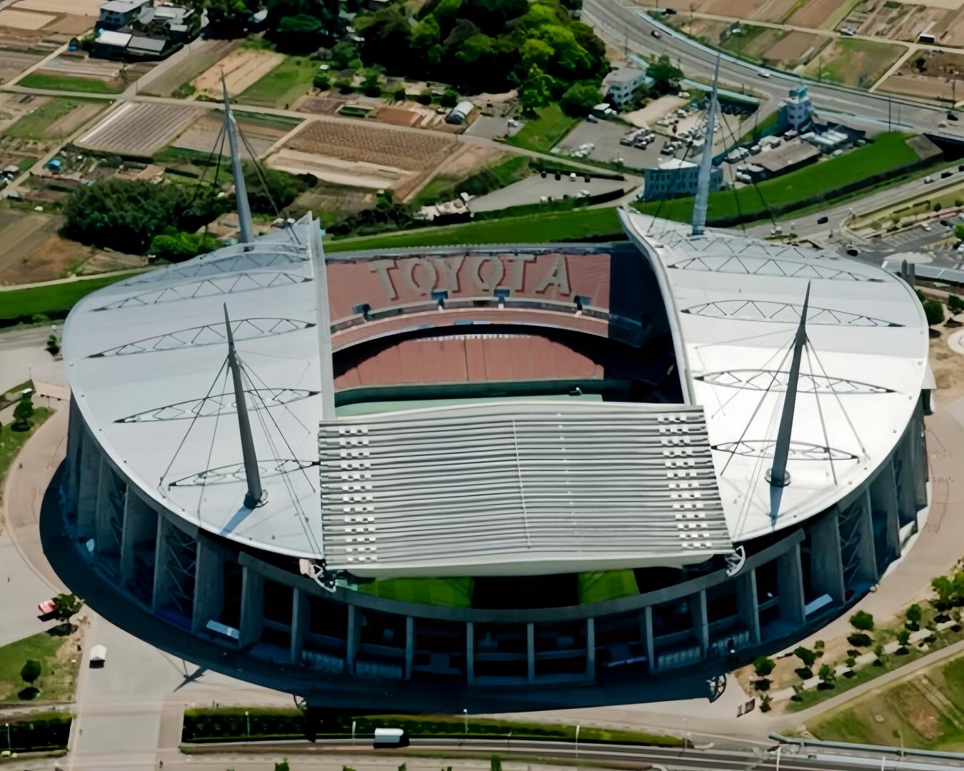 大分三神的大分运动公园综合竞技场(容量约4万人),圣彼得堡泽尼特的俄